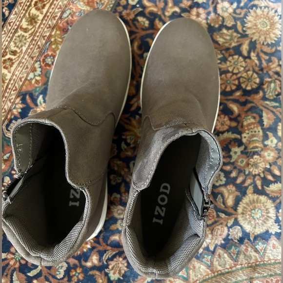 NWOT Izod grey/taupe suede side zip shirt boots. Size 8. Comfy and versatile - Picture 2 of 8